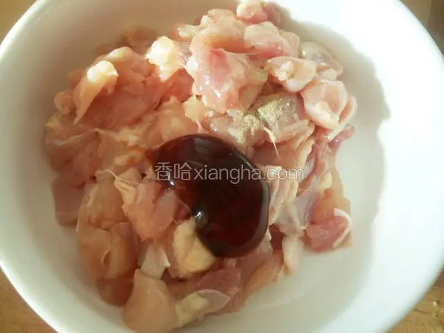 然后加入一大勺蚝油 一大勺料酒 少许胡椒粉抓匀 腌制一个小时