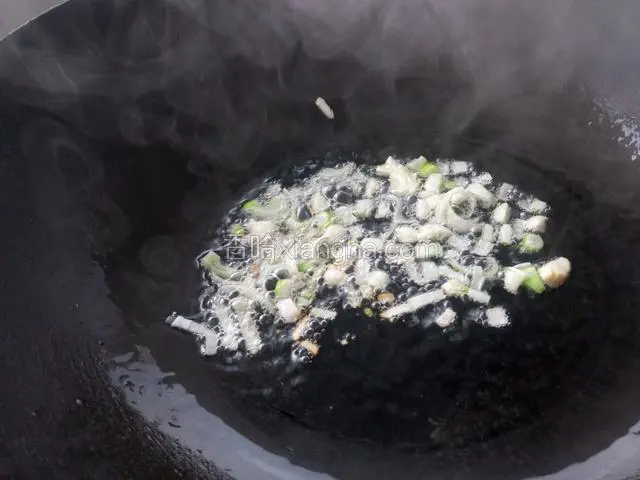 锅里烧热油 煸香葱花蒜末