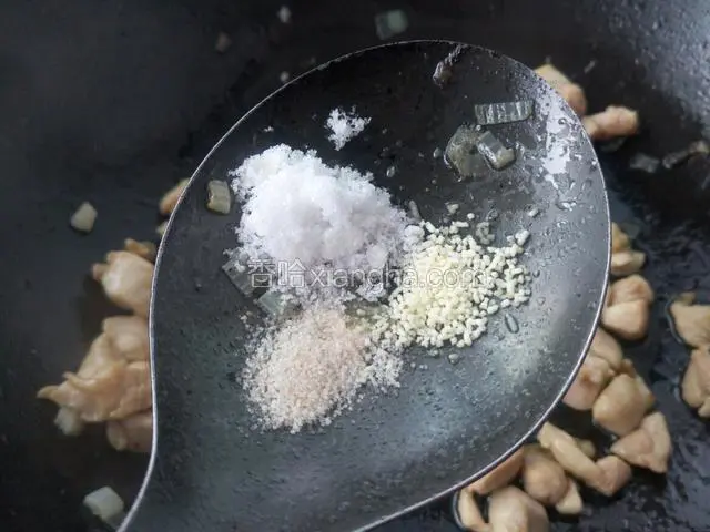 断生后加入少许糖 盐 十三香和鸡精翻炒均匀