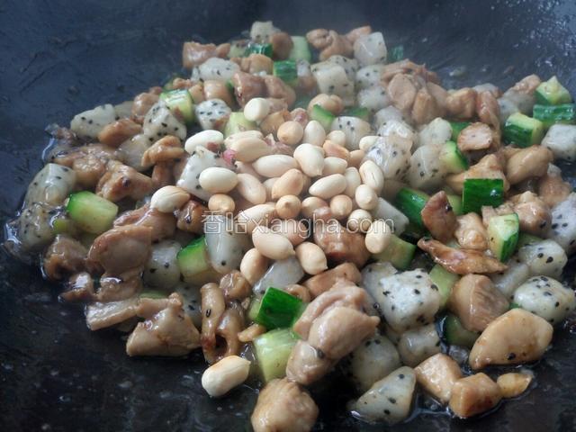 最后放花生米 翻炒几下出锅
