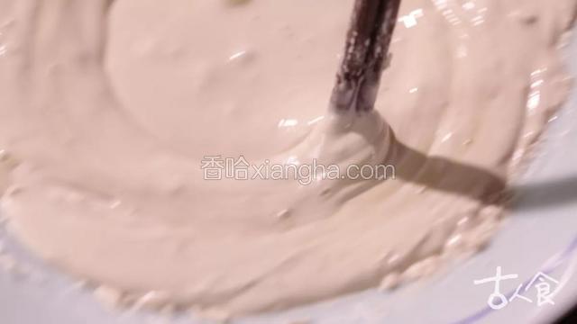 热水中加入黑糖、干桂花搅拌至黑糖融化为黑糖水。糯米粉、玉米淀粉混合均匀，慢慢加入黑糖水，边加边用筷子搅成絮状，然后慢慢揉捏成团。