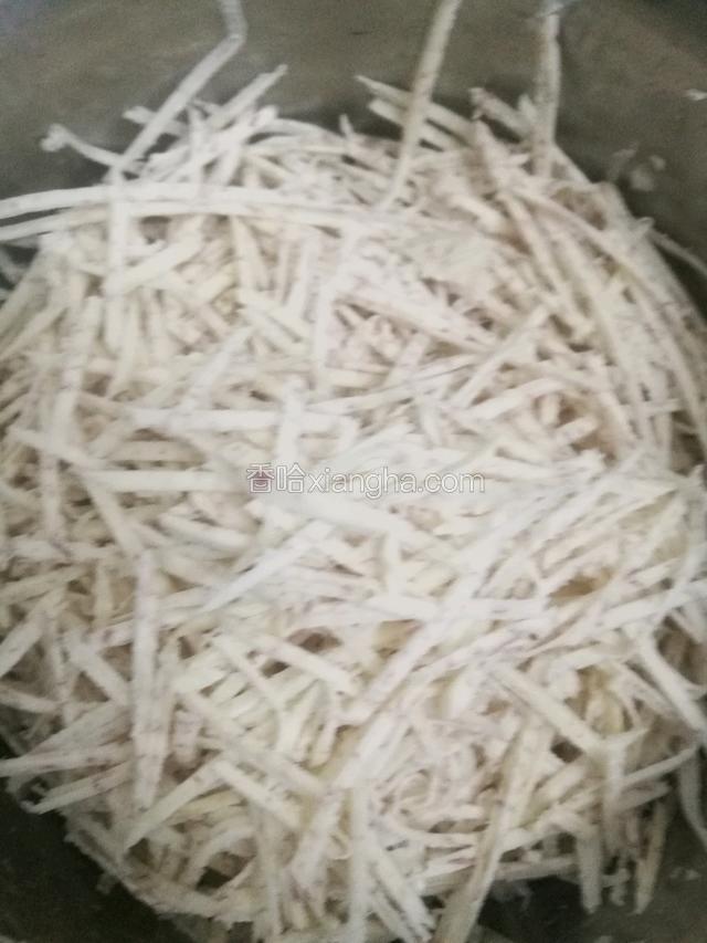 芋头切丝待用。
