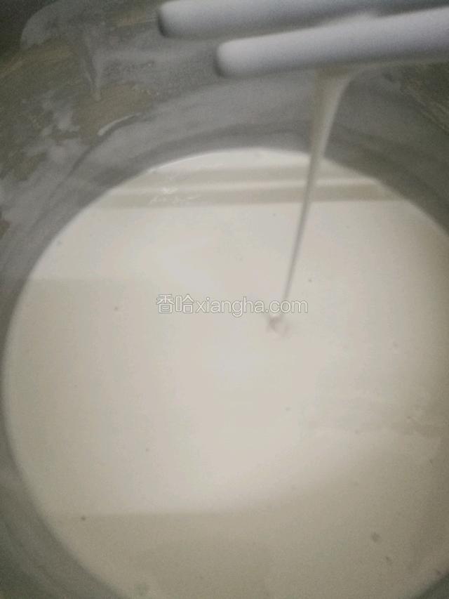 粘米粉，淀粉倒入容器中缓慢加入水搅拌均匀成筷子提起成直流柱状即可。