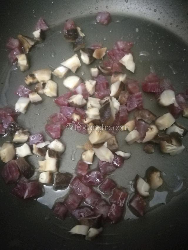 热油倒入香菇腊肠爆炒1分钟。
