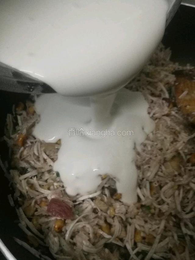 倒入米浆搅拌均匀。