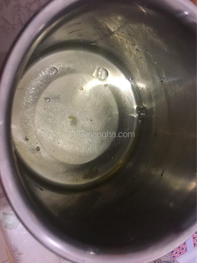 准备两个蛋清，放在干净的容器中