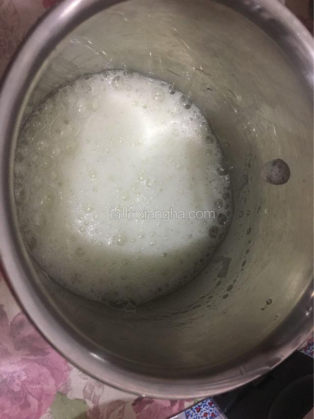 电动打蛋器打成粗泡