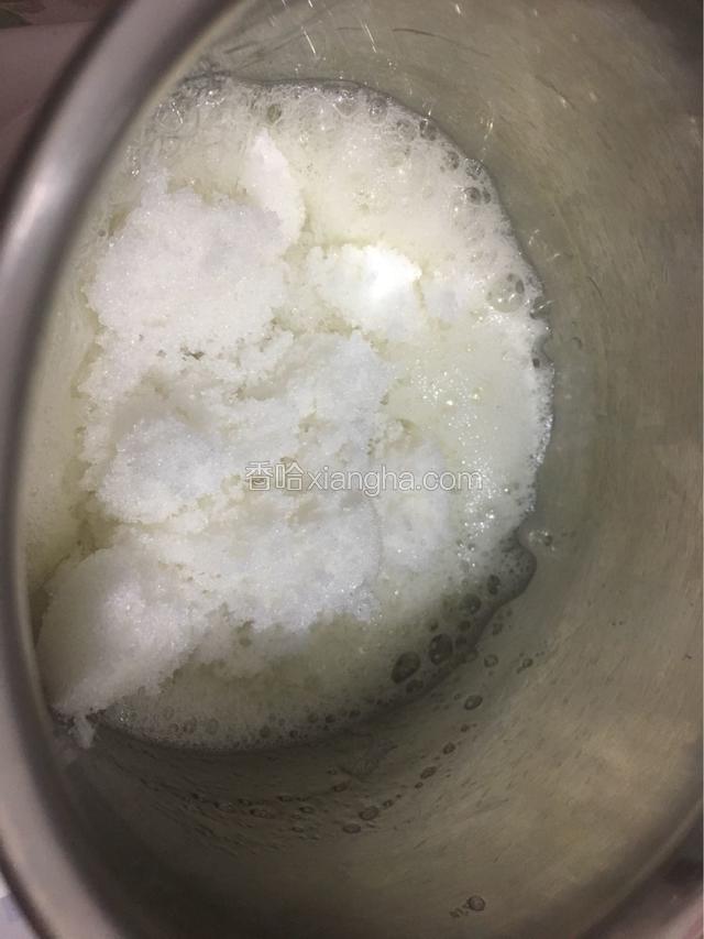 加入绵白糖，继续用打蛋器打发