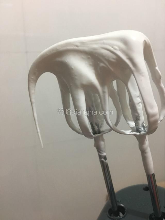 打发至这样硬性发泡，牙膏状，提起打蛋器有这样的弯钩，用手摸一下很顺滑就可以了