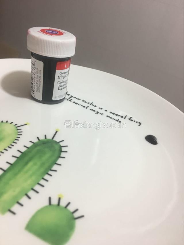 取少量色素放在盘子上
我用的颜色是圣诞红