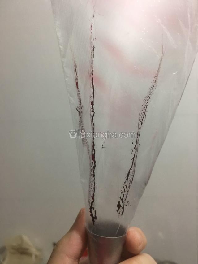用刷子均匀的刷在裱花袋内部