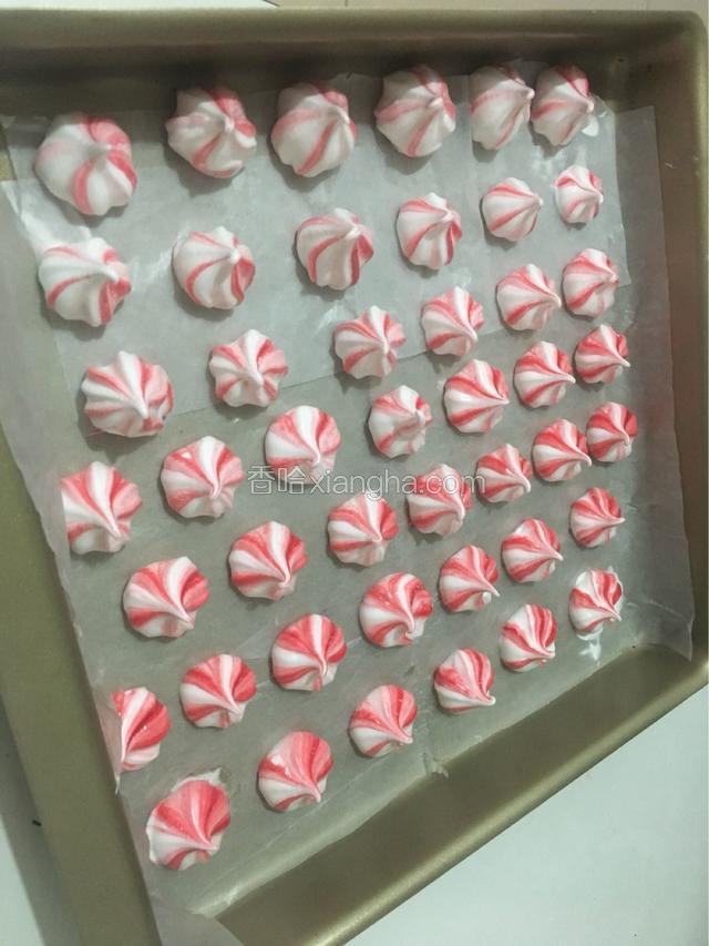 最开心的时刻啦，挤马林糖～一个一个超级可爱