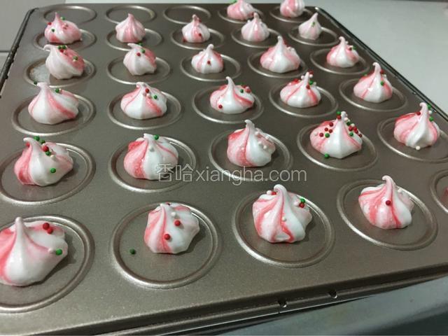 烤箱预热，
最后在上面撒上一些糖珠装饰一下