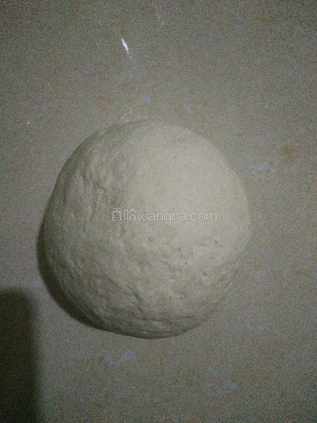 温水和面，然后覆盖保鲜膜醒30分钟