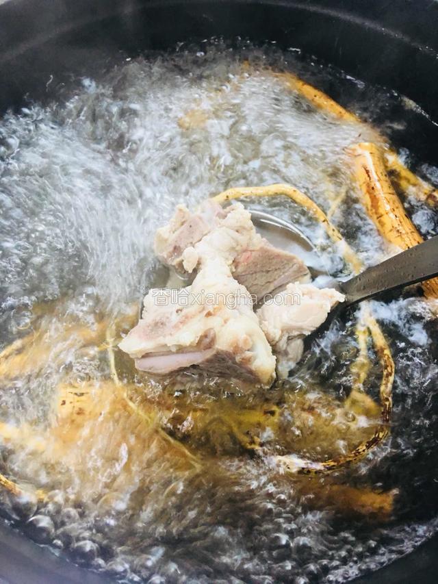 放入脊骨，大锅煮20分钟后转小火慢煮2小时