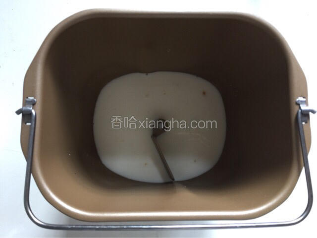 把牛奶和鸡蛋倒入面包机内