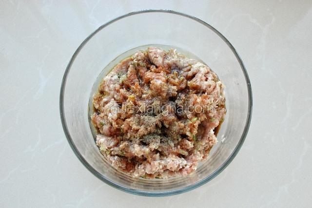 调入生抽、料酒、花生油、盐、胡椒粉搅拌均匀
