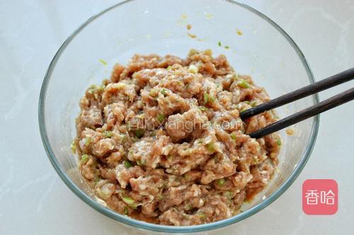 用筷子顺时针一个方向搅拌至肉馅上劲儿