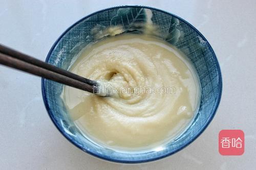 做油酥:面粉放入碗中，花生油烧热后倒入面粉中，用筷子搅拌均匀即成油酥