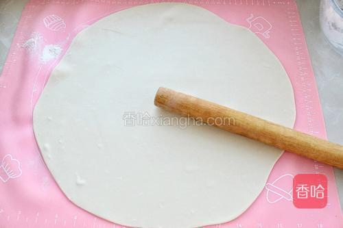 将醒发好的面团擀成薄一点的大圆片