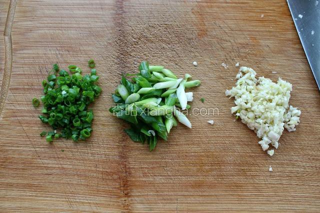 大蒜剁成蒜末、葱白和葱叶切葱花分开备用