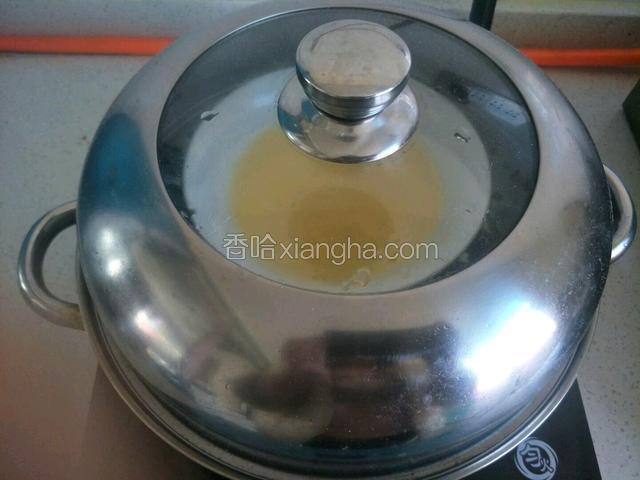 蒸锅里坐凉水大火烧开中火蒸十二分钟。