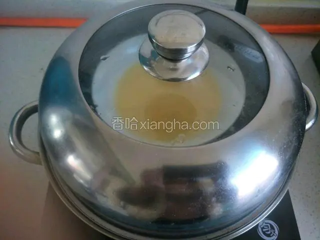 蒸锅里坐凉水大火烧开中火蒸十二分钟。