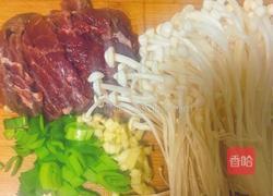 金针菇牛肉汤的做法图解1