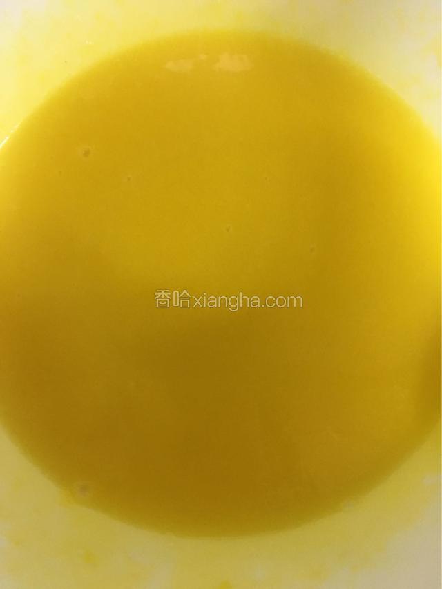 蛋黄糊中除了低粉所有材料混合搅拌均匀