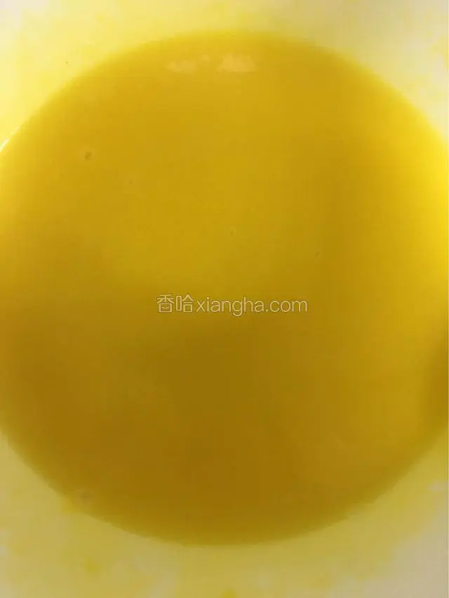 蛋黄糊中除了低粉所有材料混合搅拌均匀