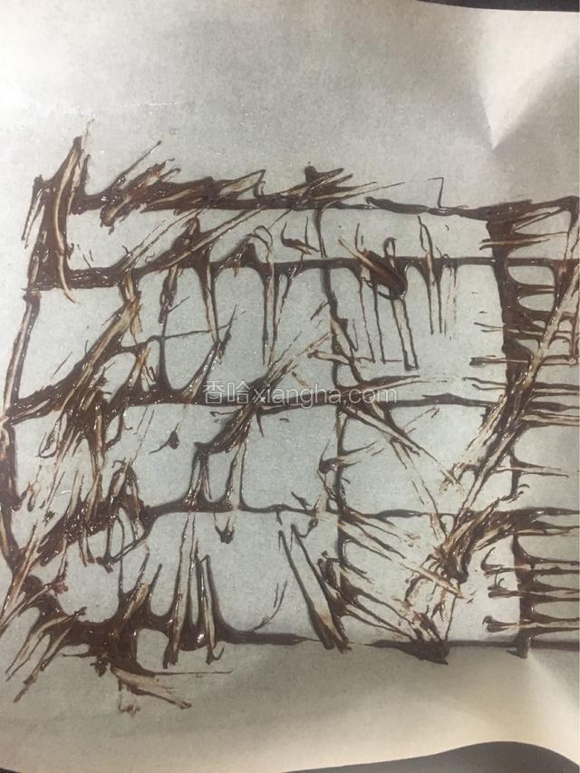油纸涂抹少许玉米油，巧克力装入裱花袋，再把巧克力挤到油纸上，用筷子划散，图样可以根据自己喜欢的方式随意变换
