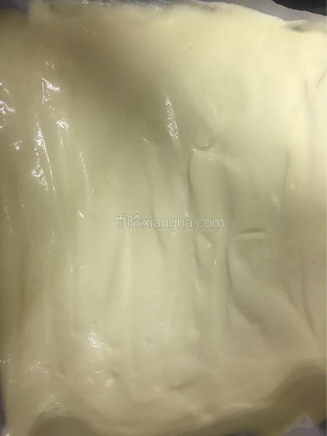 抹平表面，提起烤盘震动几下，送入烤箱，上下火150度，30分钟