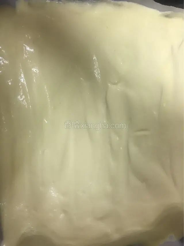抹平表面，提起烤盘震动几下，送入烤箱，上下火150度，30分钟