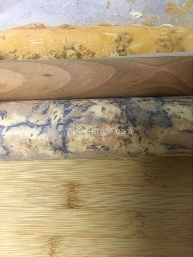 利用擀面杖慢慢的卷起蛋糕