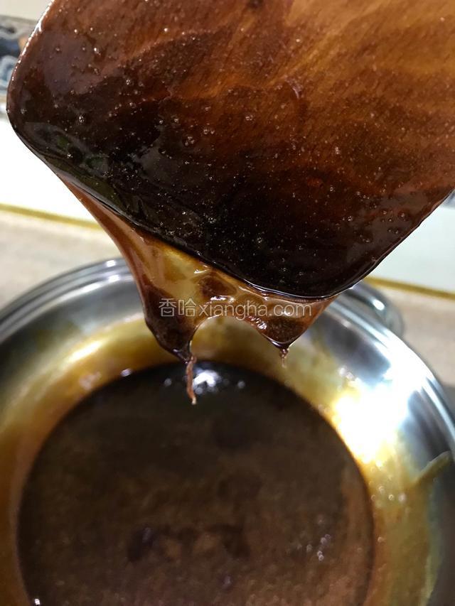 直到提起铲子，阿胶液体会挂在铲子上而不滴下（即俗称挂旗）。