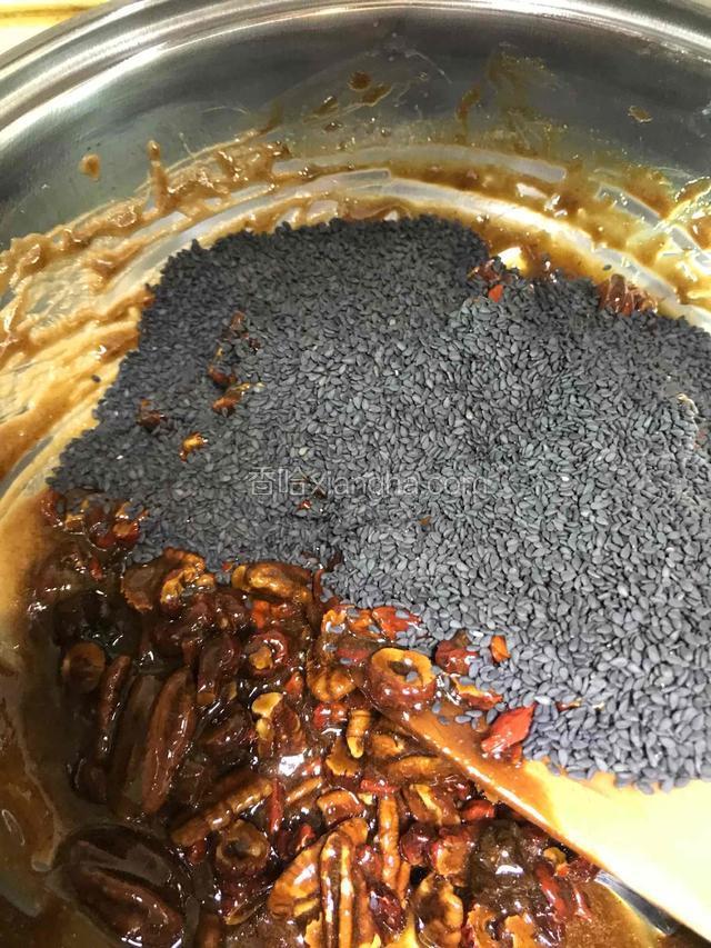 加入黑芝麻并迅速搅拌均匀（黑芝麻一定要最后加入，否则会搅不动）。