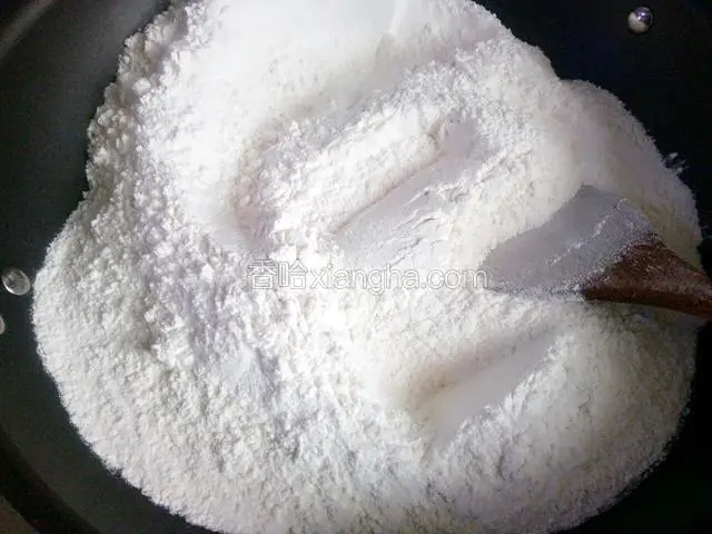 面粉放炒锅里