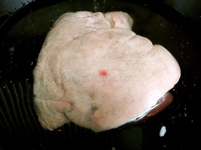 凉水下锅焯去血沫