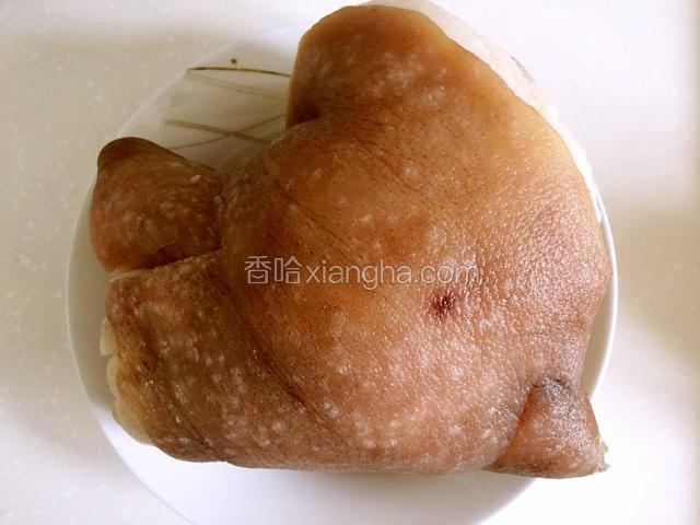 猪肘捞出洗净沥干水分