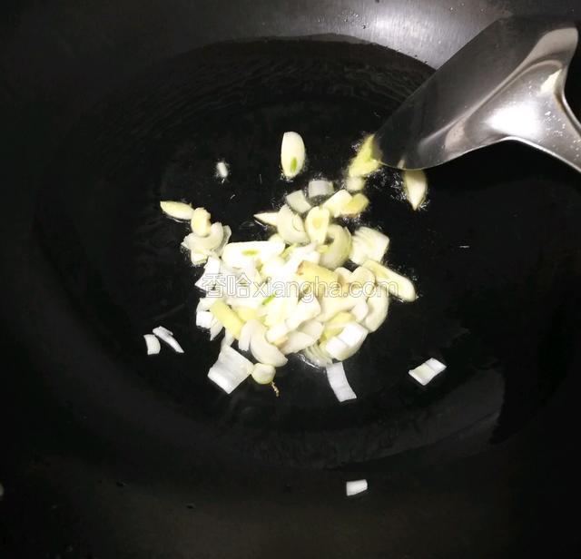 热锅凉油把葱姜蒜炒出香味