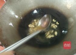 喜庆百合炒腰果的做法图解2