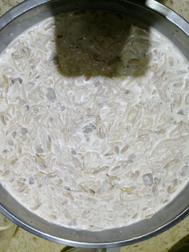 将粘米粉加水加少许盐调匀后，加入刚才炒好的料