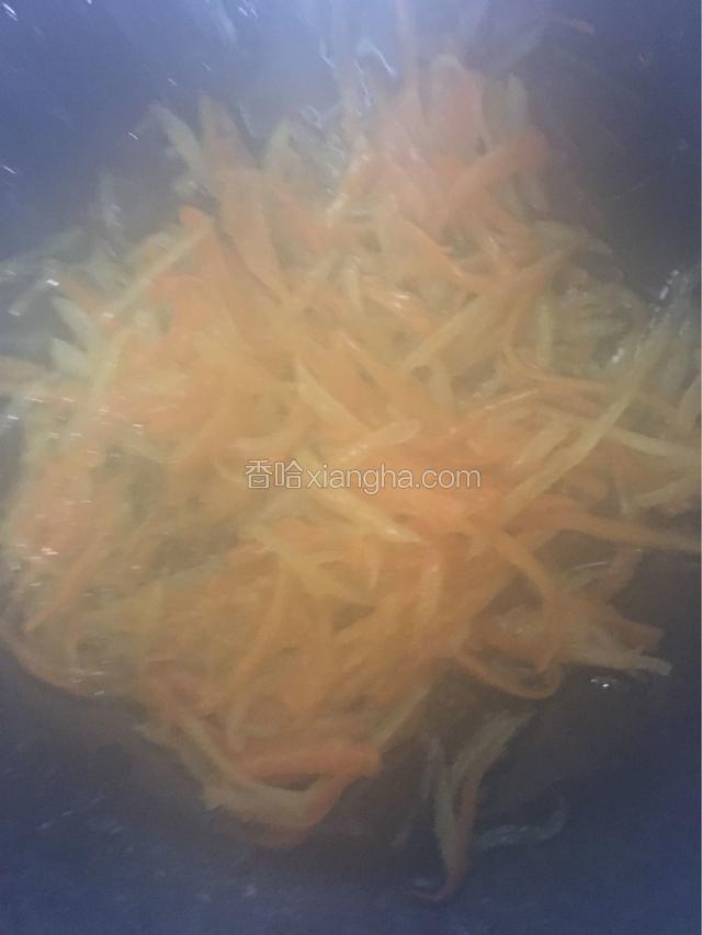 土豆胡萝卜刨丝炒熟备用