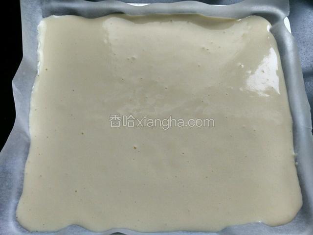 烤盘中铺上油纸，蛋糕糊从10cm处倒下，振动几下，上下火140度，烤30分钟。