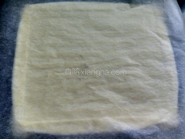 蛋糕倒扣，趁热揭去油纸。
