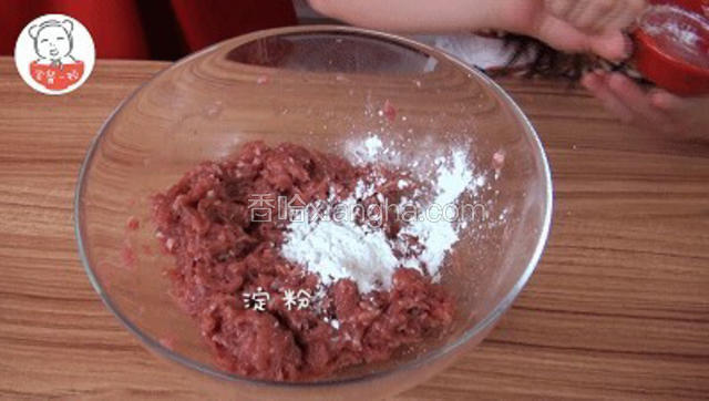 放入蚝油、酱油、淀粉，搅匀腌制入味。
宝餐提示：调味可以根据自己的喜好，南方人可以放点糖，北方人可以放点盐，但是给宝宝吃，最好不要太咸。
