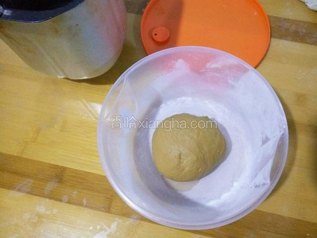 然后放入盒子发酵  盒子里撒少许干粉 （因为面包机工作完温度偏高 会影响发酵的时间 ）