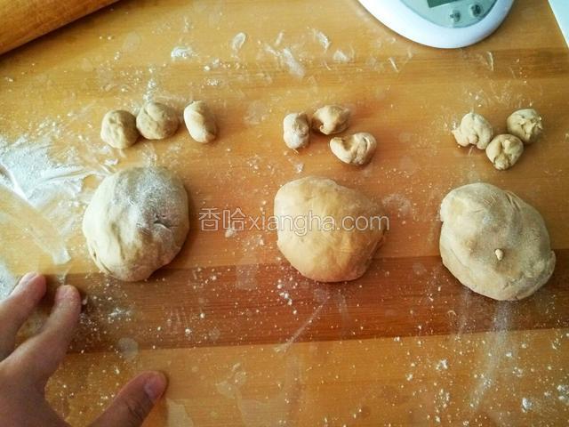 再从每份里分出三小块做趾甲 全部滚圆