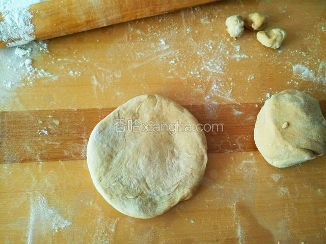 大的用擀面杖稍微擀平