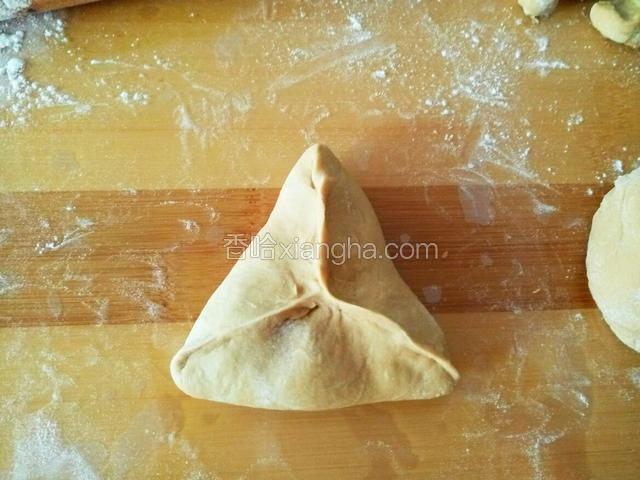然后如图所示 像做糖三角一样（中间包些馅料也可以）